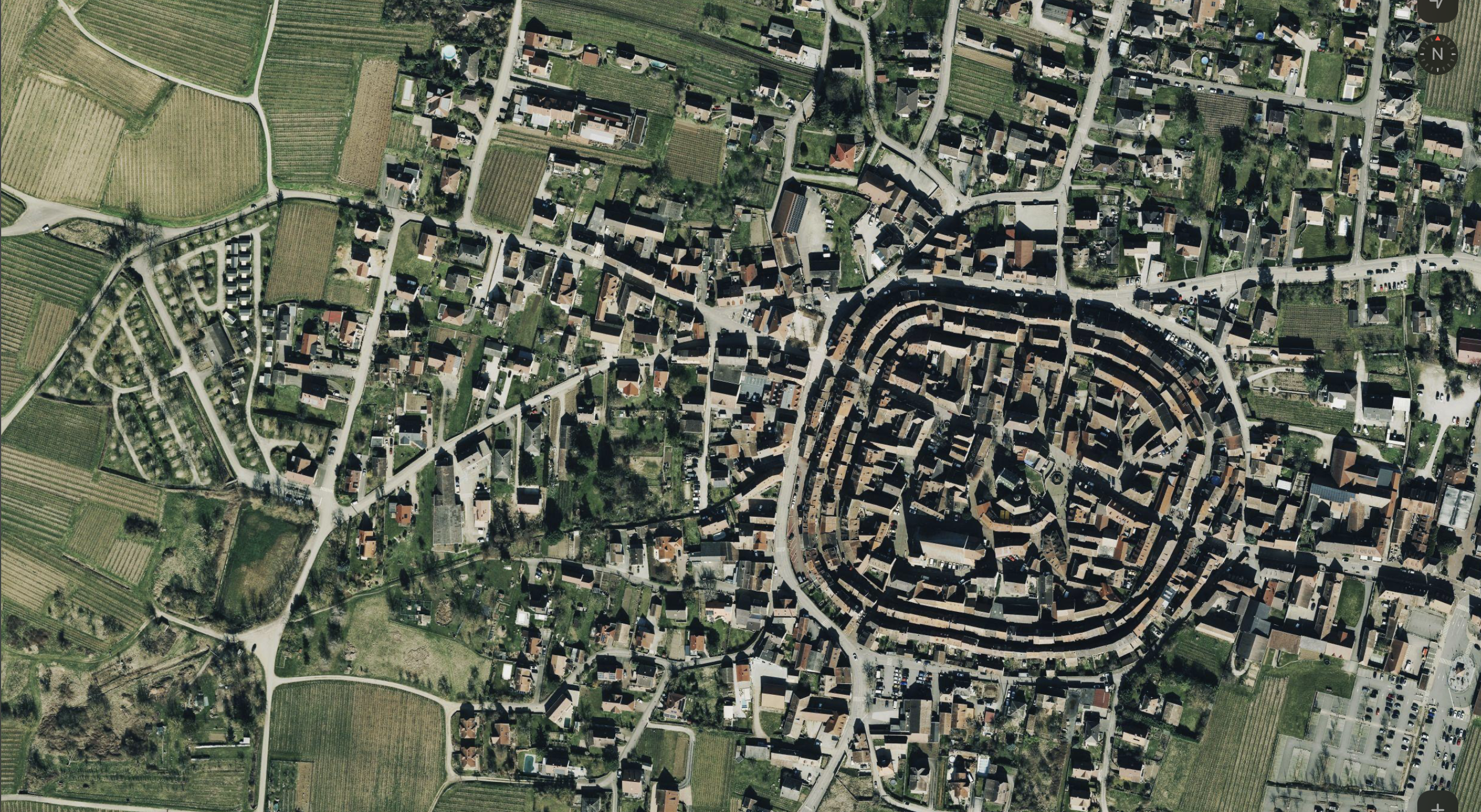 Vue aérienne du village d'Eguisheim